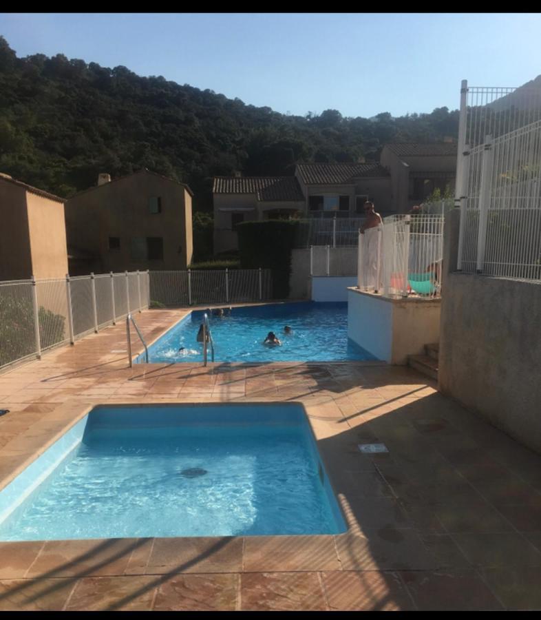 CAVALAIRE vue MER au loin MAISONNETTE TOUT ÉQUIPÉE POUR 4 PERSONNES AVEC PISCINE CLIM WIFI VÉLOS TV BARBECUES Esterno foto