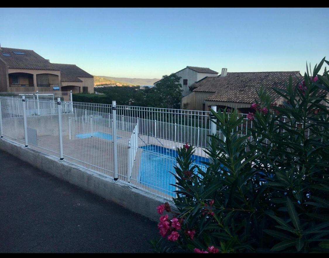 CAVALAIRE vue MER au loin MAISONNETTE TOUT ÉQUIPÉE POUR 4 PERSONNES AVEC PISCINE CLIM WIFI VÉLOS TV BARBECUES Esterno foto