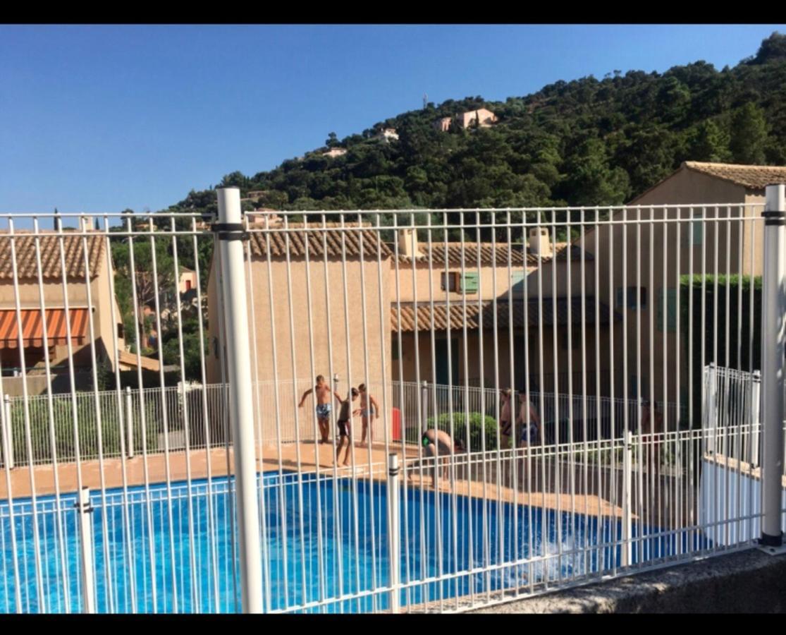 CAVALAIRE vue MER au loin MAISONNETTE TOUT ÉQUIPÉE POUR 4 PERSONNES AVEC PISCINE CLIM WIFI VÉLOS TV BARBECUES Esterno foto