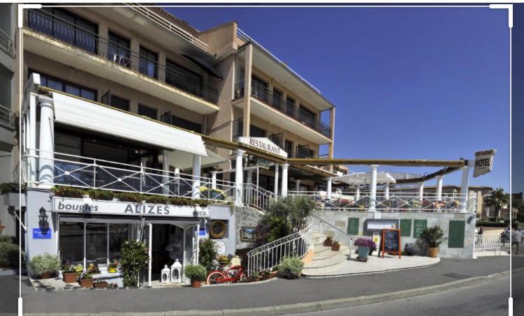 CAVALAIRE vue MER au loin MAISONNETTE TOUT ÉQUIPÉE POUR 4 PERSONNES AVEC PISCINE CLIM WIFI VÉLOS TV BARBECUES Esterno foto