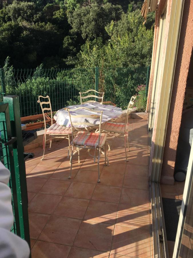 CAVALAIRE vue MER au loin MAISONNETTE TOUT ÉQUIPÉE POUR 4 PERSONNES AVEC PISCINE CLIM WIFI VÉLOS TV BARBECUES Esterno foto